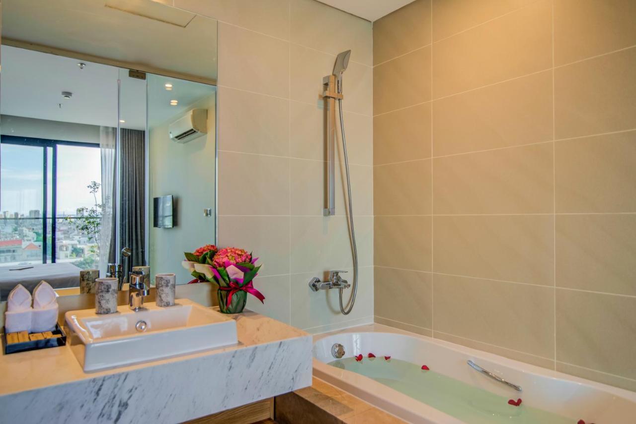 Moon Hotel And Apartment Da Nang Bagian luar foto